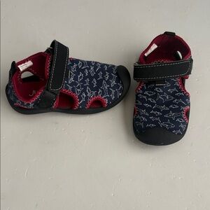 Jumping Beans Toddler Boys size 8 Blue & Red Shark Print Closed Toe Water Shoes